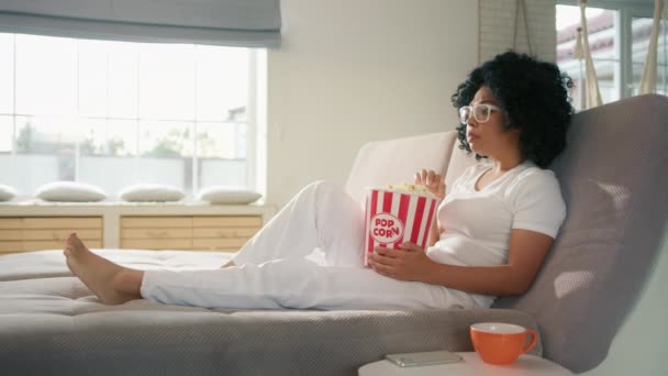 Atraktivní Žena Sedící Gauči Popcornem Doma Afroameričanky Sledují Zábavný Film — Stock video