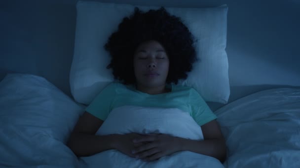 在漆黑的夜晚 在蓝色的月光下 美丽的非洲裔美国女人在恶梦中醒来 年轻的女性躺在床上睡觉 突然被噩梦惊醒 尖叫着和握手4K — 图库视频影像