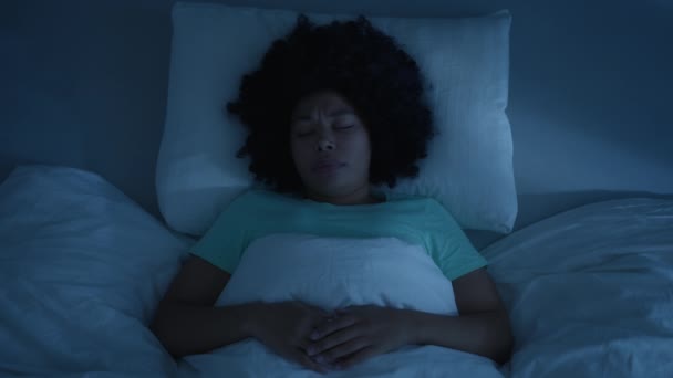 Ung Kvinde Sengen Sovende Pludselig Vågnede Mareridt Skrigende Med Vidt – Stock-video