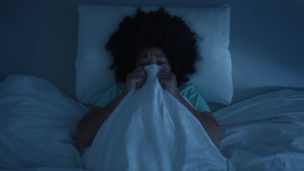 Vue Dessus Sur Femme Couleur Couchée Dans Lit Couvrant Visage — Video