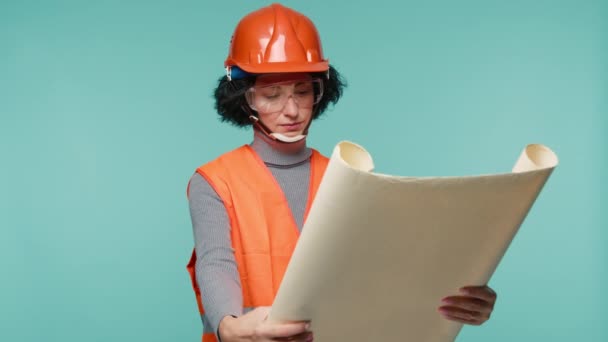 Вид Спереди Привлекательного Серьезного Ответственного Архитектора Оранжевом Шлеме Жилете Работающего — стоковое видео