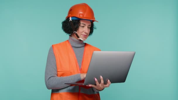 Female Civil Engineer Young Female Building Architect Use Laptop Blue — Stock Video