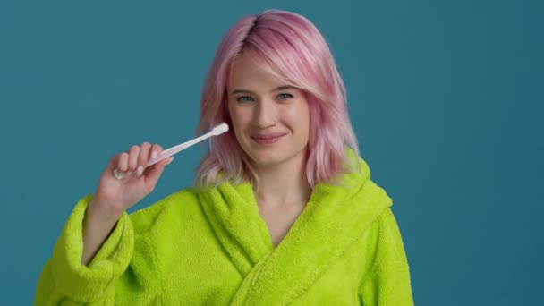 Tânără Îmbrăcată Haină Neon Căreia Pasă Igiena Dentară Acasă Mișcare — Videoclip de stoc