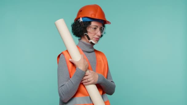 Reife Kaukasische Bauingenieurin Leuchtend Orangefarbener Sicherheitsjacke Und Helm Mit Vielen — Stockvideo