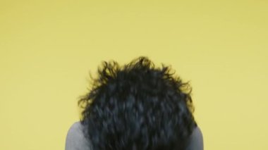 Hasta, sağlıksız olgun bir kadın hapşırıyor, hasta bir kadın grip, soğuk algınlığı, öksürük ve hapşırma gibi sorunlar yaşıyor, gri süveter giyiyor, sarı stüdyo arka planında izole edilmiş.