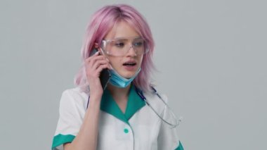 Nitelikli terapist doktordan sanal konsültasyon. Profesyonel tıp çalışanı müşterisiyle iş yerindeki cep telefonu aracılığıyla kolay ve uygun teletıp uygulaması ve akıllı telefon kullanarak konuşur