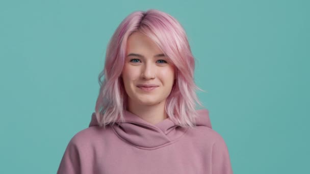 Ξέγνοιαστη Χαρούμενη Όμορφη Κοπέλα Μοντέρνο Ροζ Χρώμα Μαλλιών Που Δείχνει — Αρχείο Βίντεο