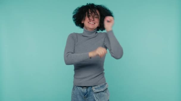 Сучасна Жінка Повсякденному Вбранні Обманює Стрибає Сміється Похмуро Танці Підлітків — стокове відео