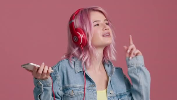 Zeitlupe Schlanke Hipster Mädchen Mit Trendigen Pastellrosa Haaren Roten Kopfhörern — Stockvideo