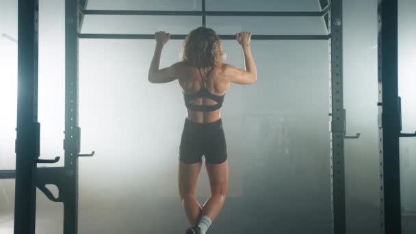 女子运动员的特写把她的身体举到体育馆的酒吧 专心致志的女人做俯卧撑来锻炼肌肉 高质量的4K镜头 — 图库视频影像