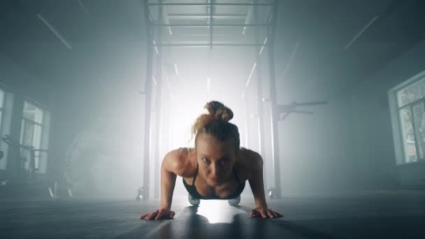 Καυκάσια Αθλήτρια Χτίζει Μύες Και Αυξάνει Την Φυσική Κατάσταση Του — Αρχείο Βίντεο