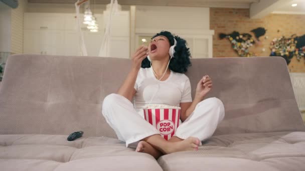 Beautiful Casual Girl Afro Hairstyle Throwing Popcorn Fun Young African — Video