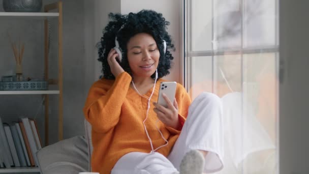 Happy Cool African American Woman Headphones Phone Moving Slowly Dancing — Vídeo de stock