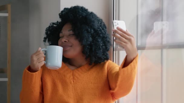 Girl Curly Dark Hair Sending Air Kiss Showing White Cup — Vídeo de Stock