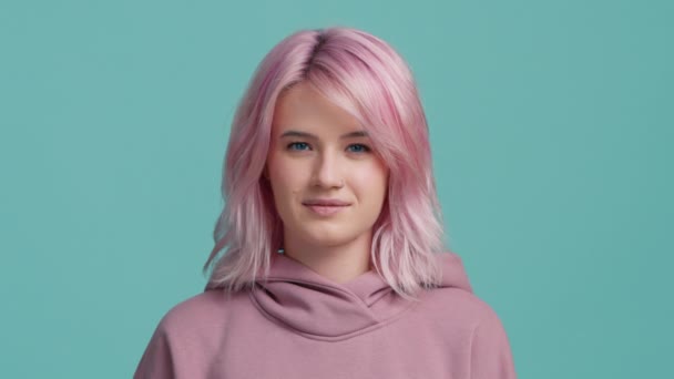 Приголомшлива Дівчина Рожевим Волоссям Робить Підступний План Або Ідею Подорожей — стокове відео