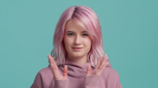 Cunning Young Woman Pink Hairstyle Hoodie Thinking Devious Tricks Cheats — Vídeo de Stock