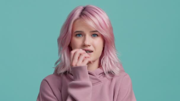 Close Portrait Nervous Young Caucasian Woman Pink Hair Feeling Panic — Stock Video