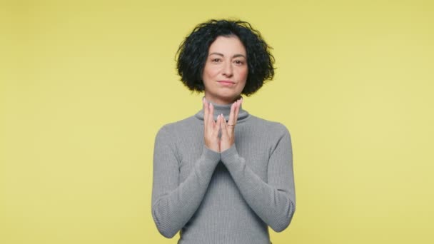 Woman 40S Make Plan Smiling Mature Woman Yellow Background Cunning — Vídeos de Stock