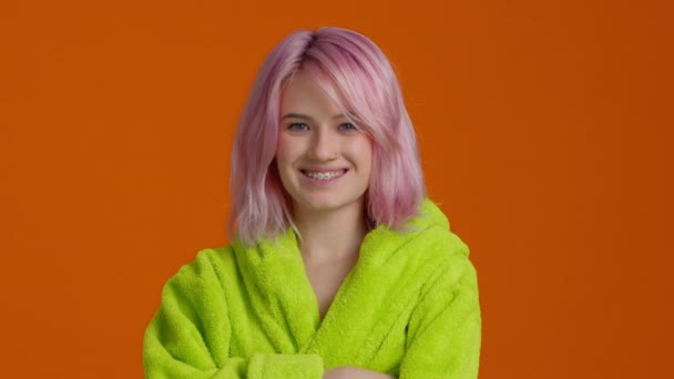 Καθρέφτης Pov Vεαρός Ελκυστική Κοπέλα Ροζ Μαλλιά Φωτεινό Νέον Πράσινο — Αρχείο Βίντεο