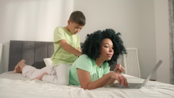 Young African American Mother Multi Tasking Having Her Preschool Son — Vídeo de Stock