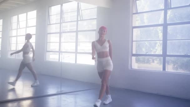 Сексуальна Впевнена Молода Дівчина Коротким Рожевим Волоссям Активно Танцює Дзеркальній — стокове відео