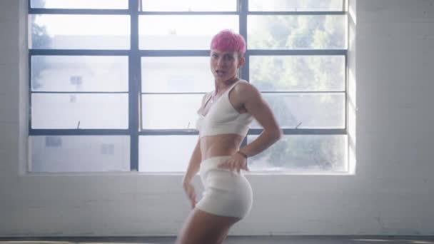 Модна Жінка Гарячим Рожевим Волоссям Білим Вбранням Танцює Всередині Білої — стокове відео