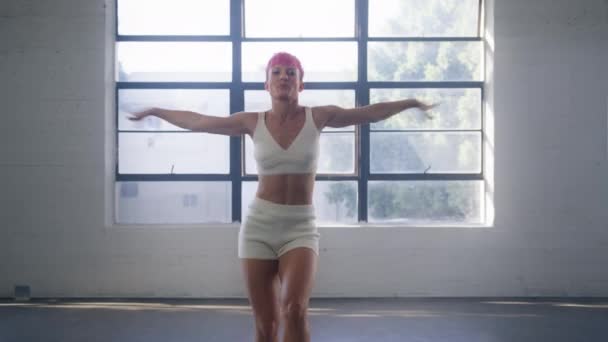 Video Production White Dance Studio Environment Active Sexy Professional Dancer — Vídeos de Stock