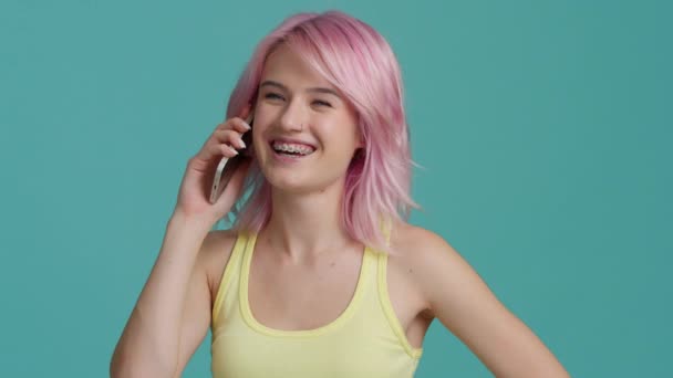 笑年轻的女商人专业会说话的电话 拥有漂亮粉红头发的快乐女企业家打电话确认网上订单 顾客购物派递概念 — 图库视频影像