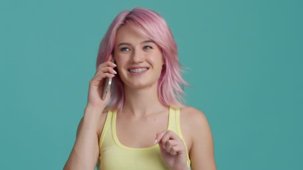 Красивая Молодая Привлекательная Женщина Пастельно Розовыми Волосами Разговаривает Телефону Друзьями — стоковое видео