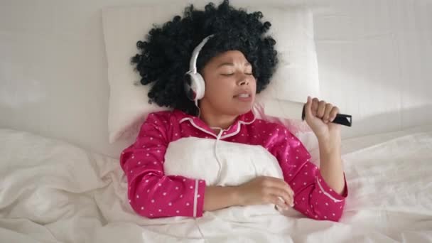 Slow Motion Glad Ung Afroamerikansk Kvinna Med Afro Hår Hörlurar — Stockvideo