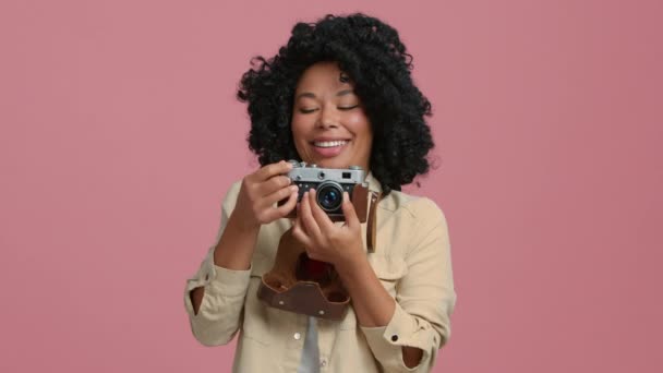 スローモーション若いアフリカ系アメリカ人の写真家の女性の色の予期せぬ 不快なと嫌な瞬間やオブジェクトをヴィンテージフィルムカメラで撮影し レトロな写真カメラで撮影スローモーション — ストック動画
