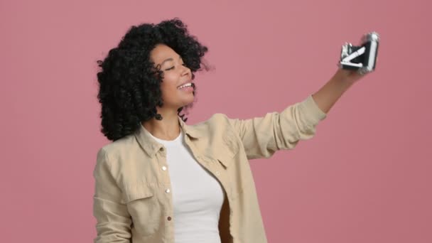 Portrait Young African American Woman Black Curly Afro Hairstyle Posing — Video Stock