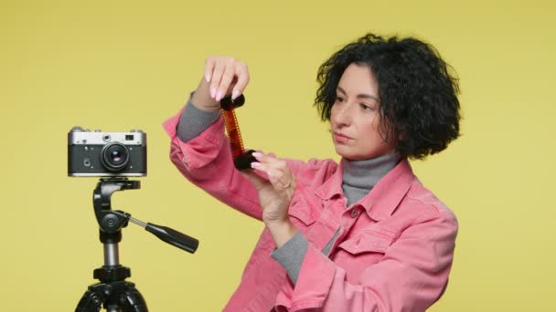 Mengembangkan Film Kamera Analog Fotografer Wanita Dewasa Yang Tersenyum Memegang — Stok Video