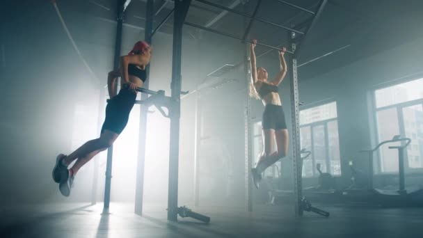 Atlet Wanita Menarik Tubuh Mereka Atas Untuk Kebugaran Tubuh Teman — Stok Video