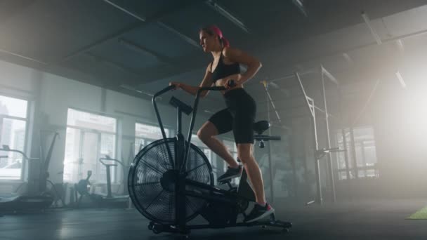 楕円体の機械で働いてる白人女性 集中的な心臓トレーニング中にカロリーを燃焼女性選手 高品質4K映像 — ストック動画