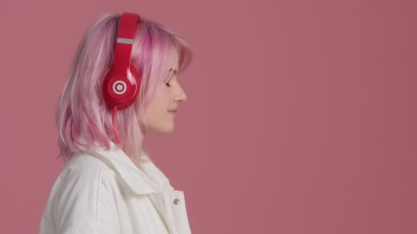 Serene Young Woman Pink Hair Eyes Closed Wearing Red Headphones — Vídeo de stock