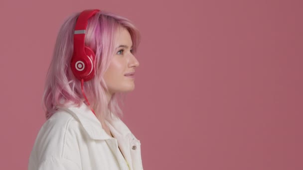 Вид Збоку Гарненька Студентка Насолоджується Прослуховуванням Холодної Музики Звуку Медитуючи — стокове відео