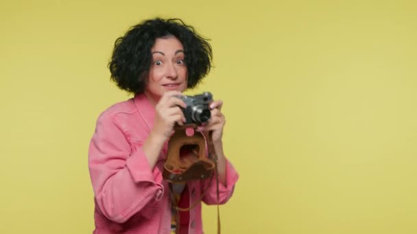 Portrait Surprised Smiling Mature Woman 40S Taking Photo Retro Analog — Vídeo de stock