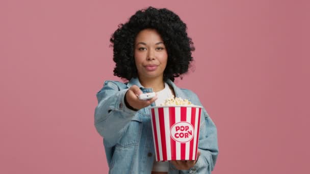 Pretty African American Woman Red White Pop Corn Basket Using — Αρχείο Βίντεο