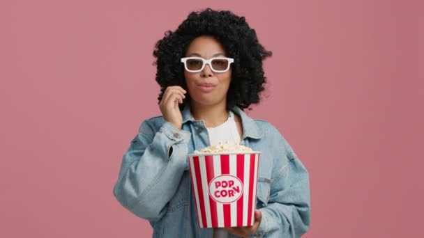 Young African American Casual Girl Popcorn Basket Taking Glasses Woman — 图库视频影像