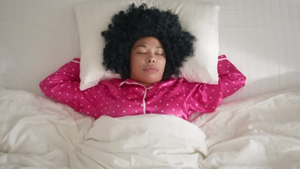 Vedere Sus Frumoasei Tinere Africane Americane Coafura Afro Amuzantă Dormind — Videoclip de stoc