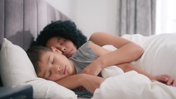 Happy African American Single Mother Little Child Lying Bed Sleeping — Vídeo de Stock