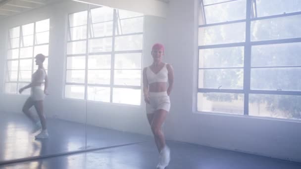 Блестящая Жизнерадостная Молодая Женщина Лет Белом Танке Танцует Прядет Зеркальном — стоковое видео