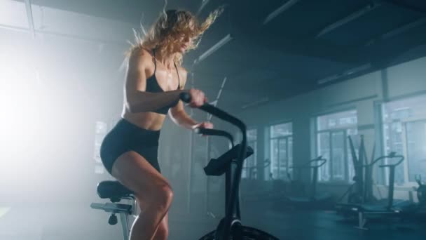 Blonde Haired Caucasian Female Athlete Working Out Modern Gym Studio — Stockvideo