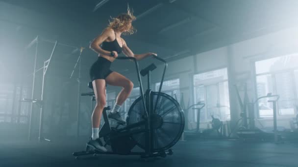 Young Athletic Woman Challenging Her Body Concentrating While Using Elliptical — Video Stock