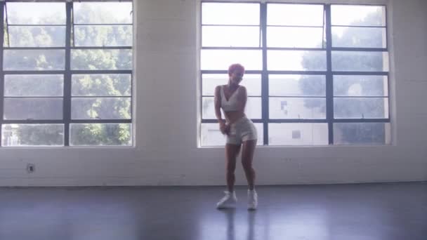 Куколка Всему Телу Снимала Жизнерадостную Счастливую Молодую Женщину Активно Танцующую — стоковое видео