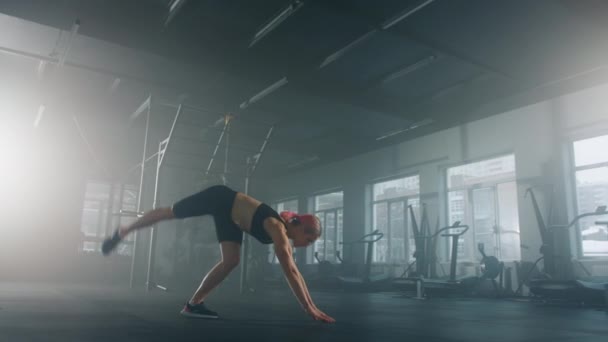 Close Shot Active Pink Haired Athlete Strengthening Her Muscles Gym — Αρχείο Βίντεο