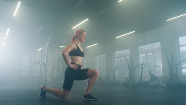 Close View Young Caucasian Woman Making Lunges Indoors Female Athlete — Αρχείο Βίντεο