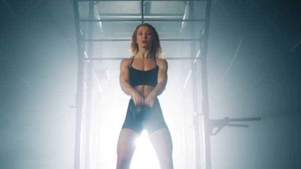 燃焼脂肪運動を行うスポーティ女性のクローズアップショット 白人女性アスリートは筋肉を構築し 体のフィットネスを増加させます 高品質4K映像 — ストック動画