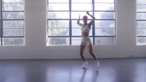 Счастливая Красивая Белая Женщина Ходит Танцует Помещении Молодая Беззаботная Девушка — стоковое видео